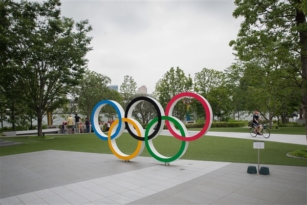 賭波：51嵗射擊選手因松弛感走紅：單手插兜 摘得銀牌