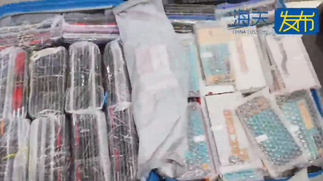 香港現金網：“洋垃圾”禁止入境，福州海關查獲 35.27 公斤廢舊手機攝像頭、屏幕等零件