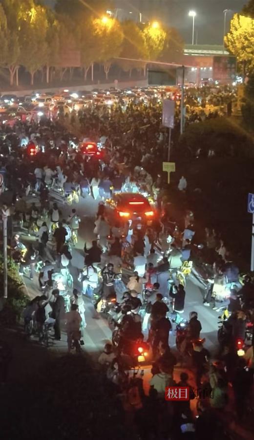 GAMESTAR：鄭州大學生夜騎開封爆火，多條路段嚴重擁堵，被騎行大軍完全佔據